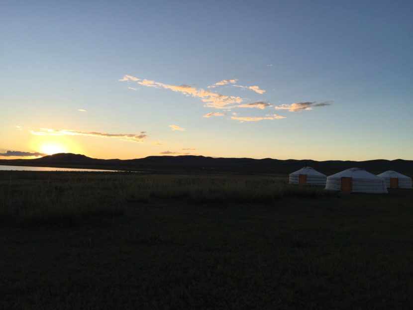 Soleil levant sur une plaine en Mongolie